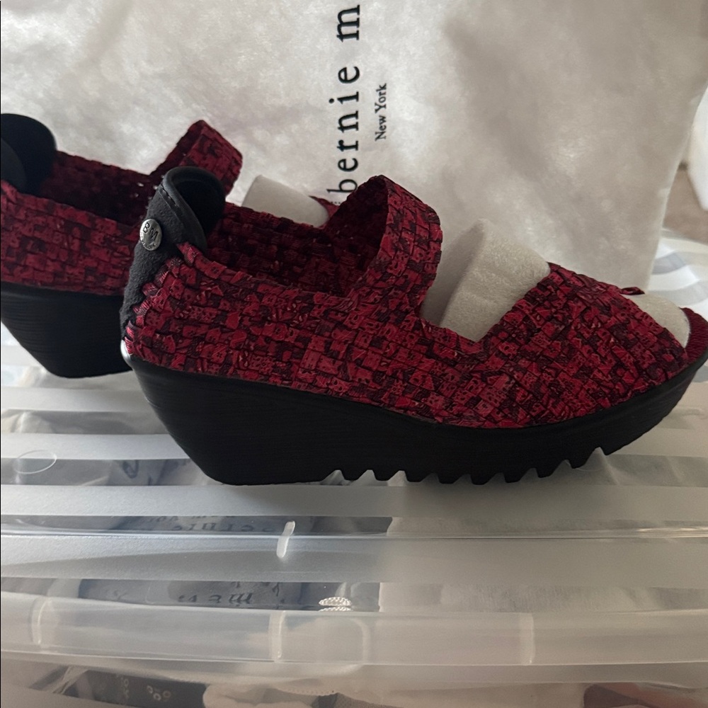 NWOT BM Bernie Mev. Women’s Peep-toe wedges in SZ 39 EU US SZ 8-9 Look & Comfort